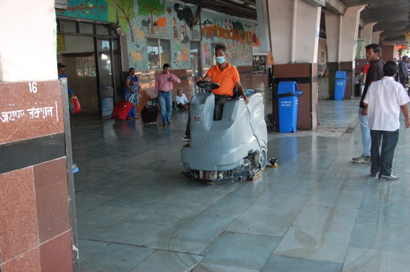 सफाई कर्मियों के कार्यों को रेलवे ने सराहा