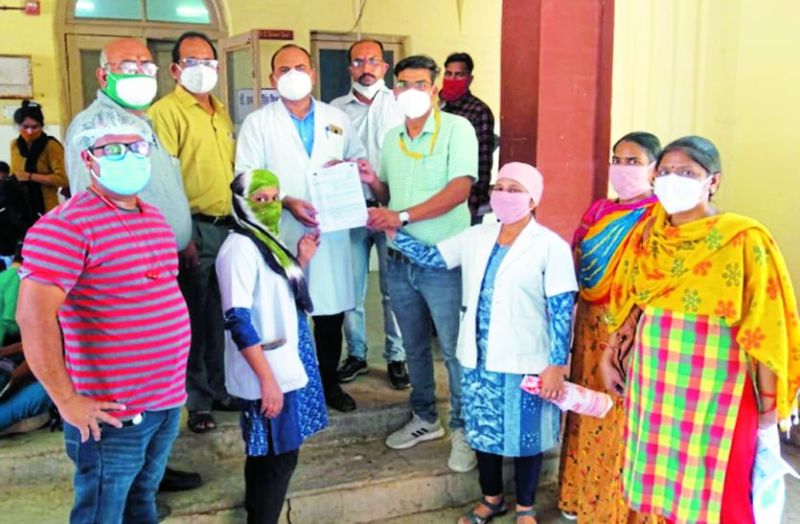 संविदा नर्सेजकर्मियों ने किया कार्य बहिष्कार