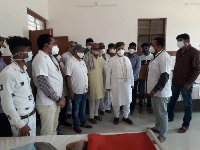 मास्क -सेनेटाईजर बांटे, कार्यकर्ताओं ने किया रक्तदान