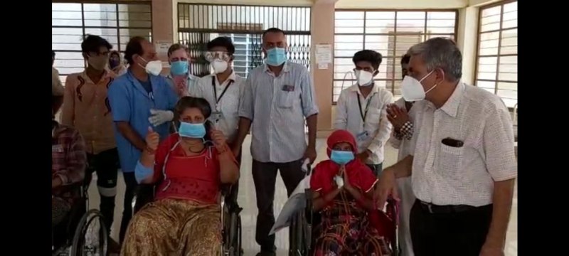 चिकित्सकों ने तालियां बजाई, परिजनों ने जोड़े हाथ