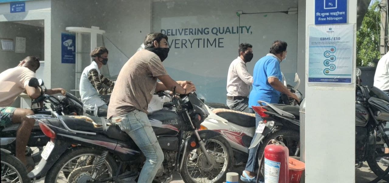 उदयपुर में एक पेट्रोल पंप पर लगी कतार।