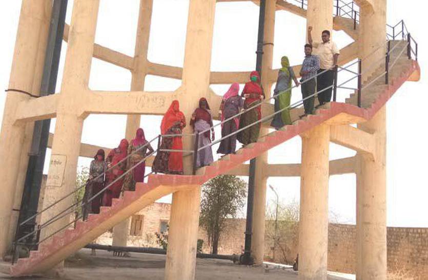 पेयजल संकट से परेशान महिलाओं ने किया प्रदर्शन