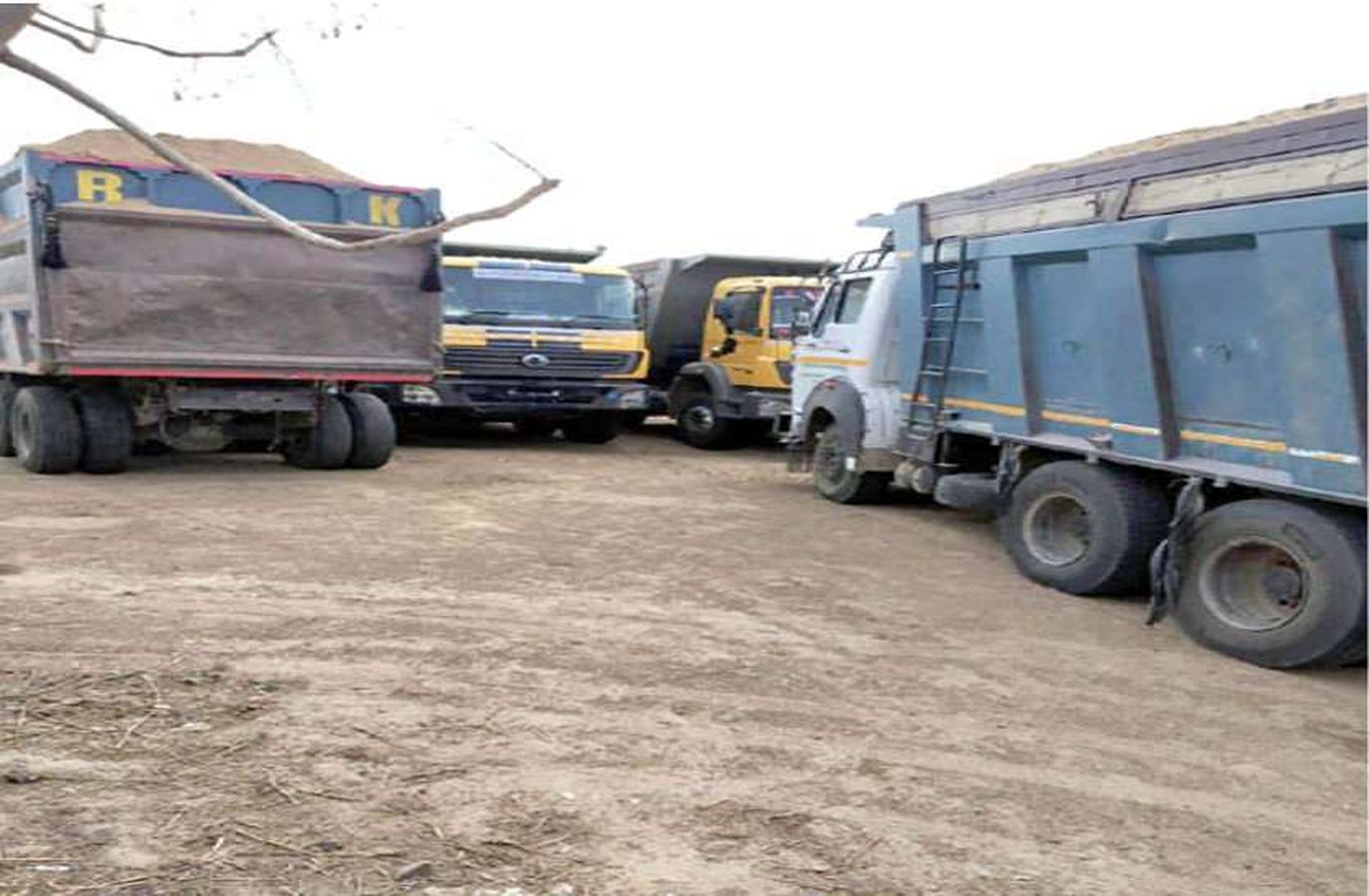 सड़क पर बजरी खाली कर डम्पर भगाया, बिजली के तार टूटे