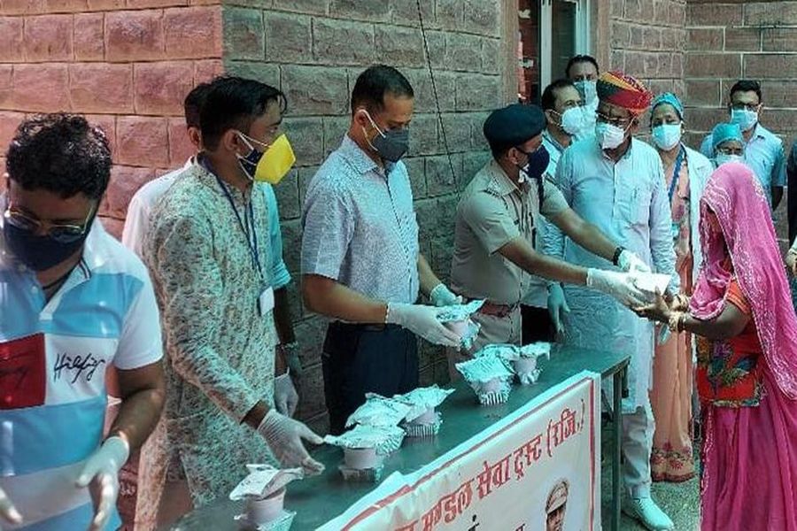मदद को रोज उठ रहे शहरवासियों के हाथ