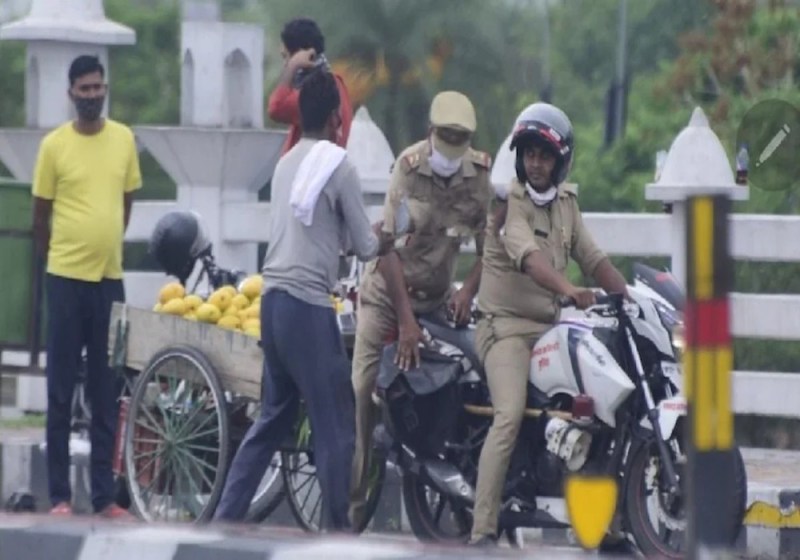 दरोगा ने फल विक्रेता से छीना तराजू, अधिकारियों ने मांगी माफी, दिया इलेक्ट्रॉनिक तराजू