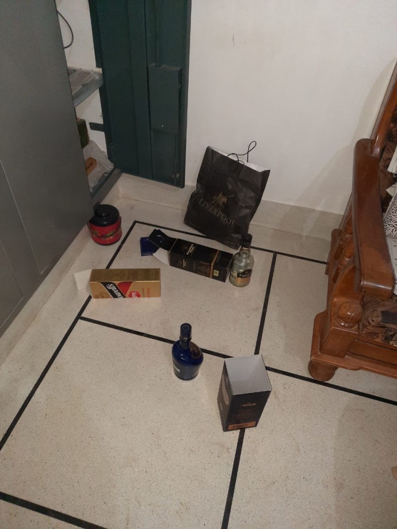 ताले तोड़ घर में घुसे, शराब पार्टी की और ले उड़े सोने-चांदी के जेवर व नकदी