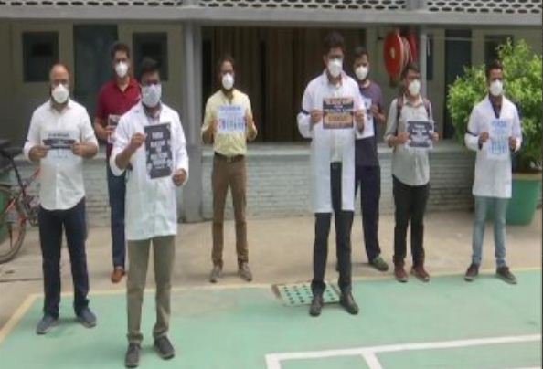 Forda doctors protest againts over baba ramdevs statement on allopathy in Delhi