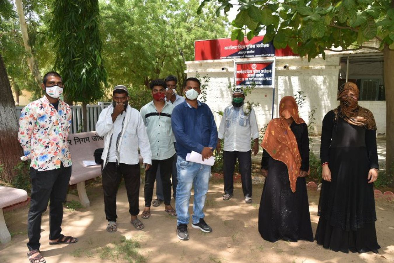 राजीनामा करने के लिए धमकियां, गिरफ्तारी क मांग