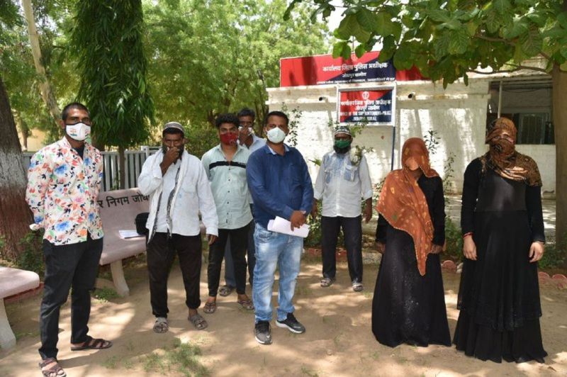 राजीनामा करने के लिए धमकियां, गिरफ्तारी क मांग