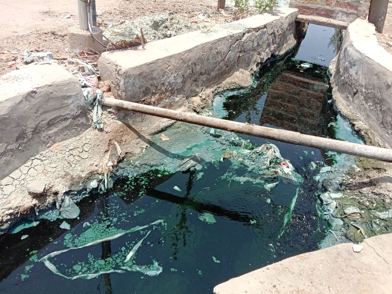 रीको नालों में अवैध तरीके से बह रहा टेक्सटाइल इकाइयों का पानी