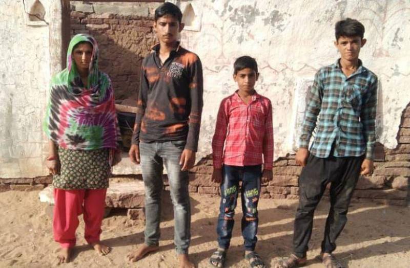 मां पहले चल बसी, अब पिता का साया भी सिर से उठा