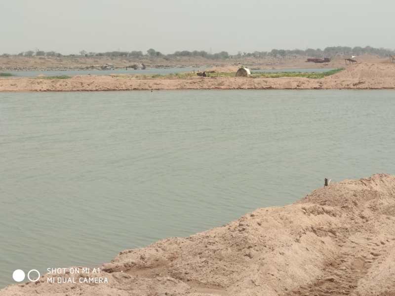 रात के अंधेरे में हो रही रेत की चोरी