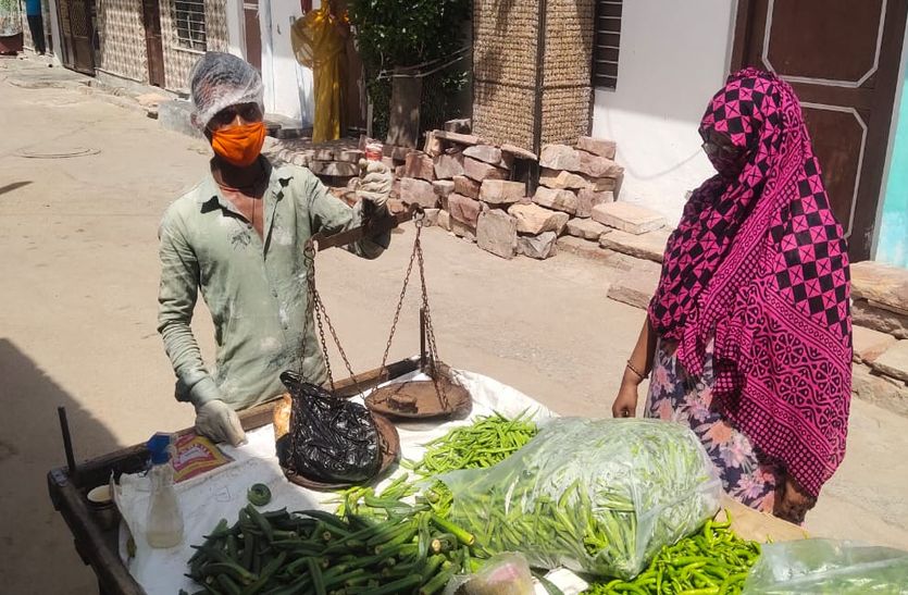 Shahrukh started selling vegetables when the work of Bhajan congregation was missed in the lockdown