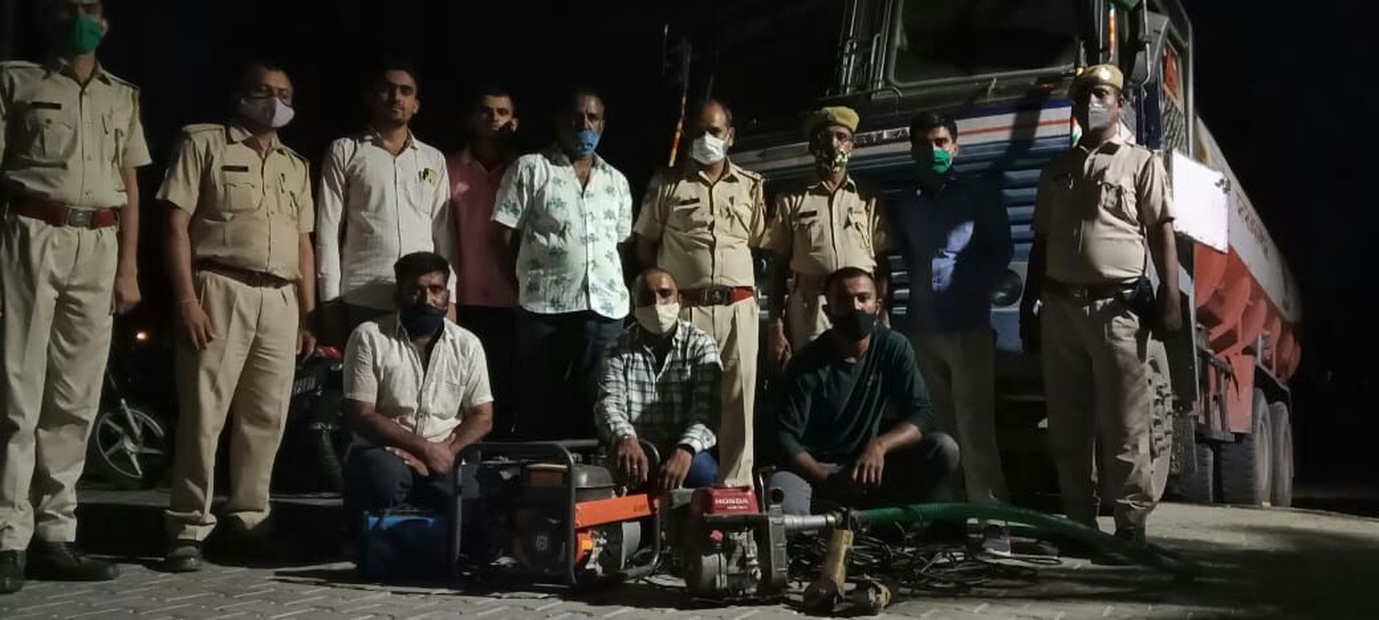किराए के बाड़ों में 4 टैंकर से 10800 लीटर बायो डीजल जब्त