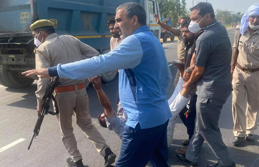 minister-dr-sanjeev-balyan-took-the-injured-person-to-the-hospital.jpg
