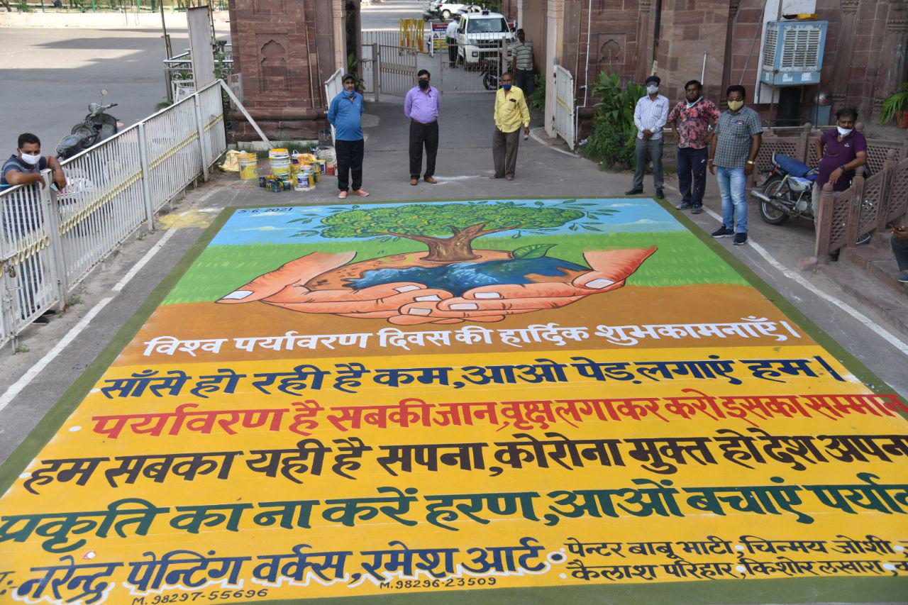 काम-काज बंद है, फिर भी जिंदादिली ऐसी कि रंगों से सजगता-सकारात्मकता लाने का प्रयास