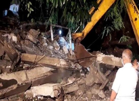 part of a building collapsed in bandra at mumbai one dead five injured
