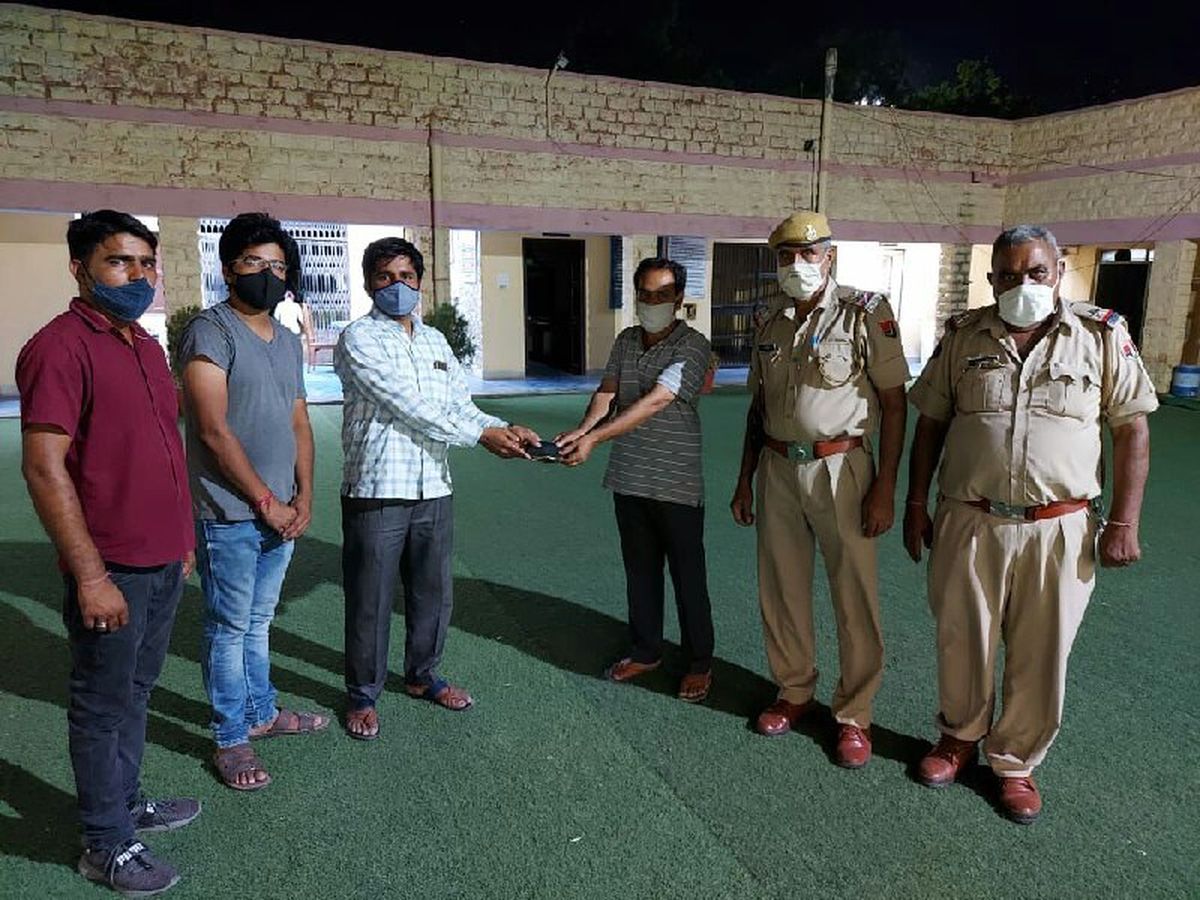 15 हजार से भरा पर्स गिरा, कांस्टेबल ने लौटाया