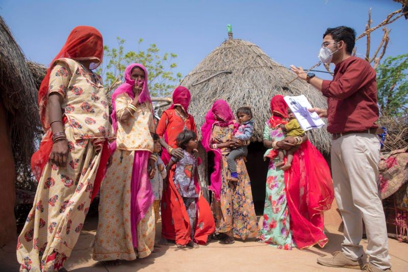 युवाओं ने की ग्रामीणों को वैक्सीन के लिए जागरूक करने की पहल