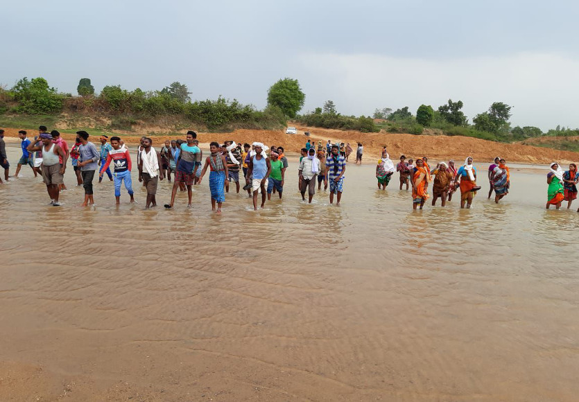 Video: संसदीय सचिव के समर्थन में सैकड़ों ग्रामीण, नदी में उतरकर रेत खदान बंद रखने के लगाए नारे