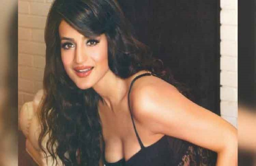 ameesha_patel.jpg