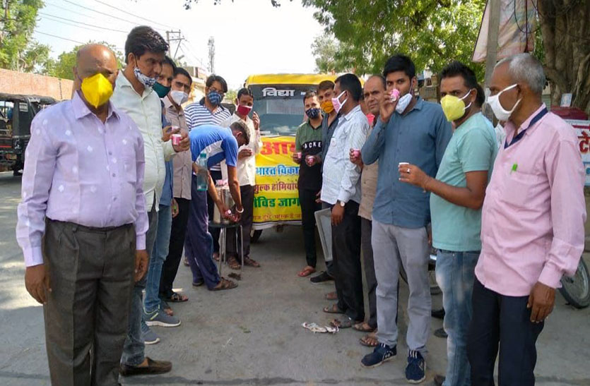 30 हजार लोगों को पिलाया आयुर्वेदिक काढ़ा