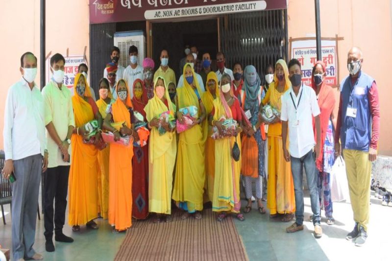 सेवाएं देने वाली 17 मातृशक्ति के चरण धोकर किया सम्मान