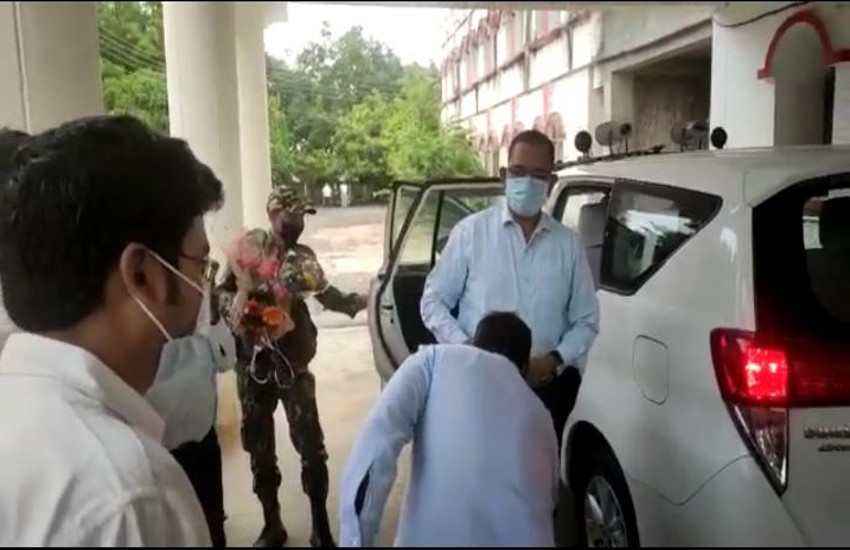 Video Story: नए कलक्टर ज्वाइन करने पहुंचे तो तहसीलदार ने छू लिया पैर, वीडियो हुआ वायरल तो ये बोले