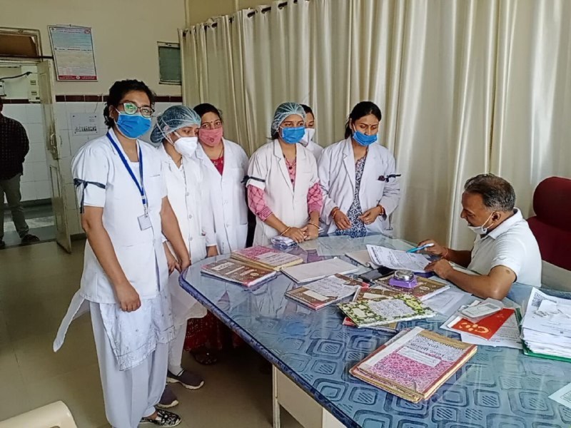 स्वास्थ्यकर्मियों ने बांधी काली पट्टी, किया प्रदर्शन