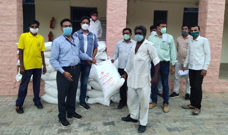 लोक कलाकार परिवारों को बांटी राहत सामग्री