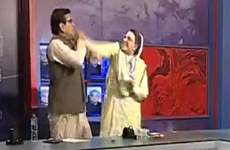 टीवी की डिबेट में जड़ा सांसद को थप्पड़