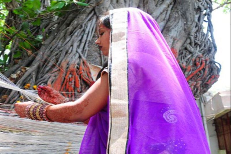 अखंड सौभाग्य के लिए महिलाएं आज रखेंगी वट सावित्री व्रत