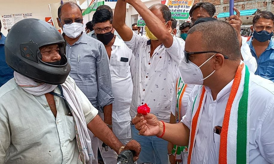 Congress leaders protest at petrol pump in Singrauli
