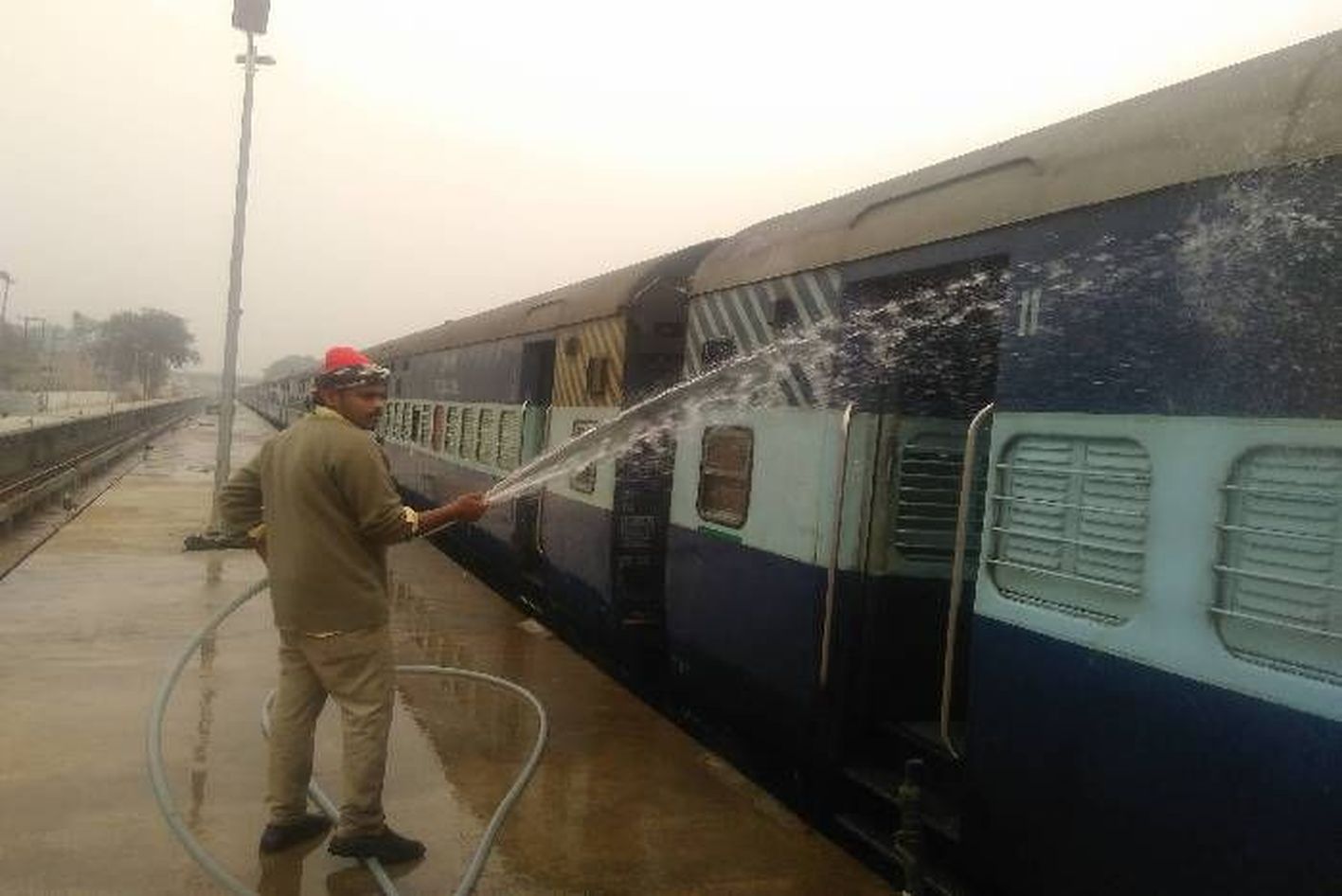 बाड़मेर में नयी वाशिंग लाइन स्वीकृत करने की रेल मंत्री से मांग