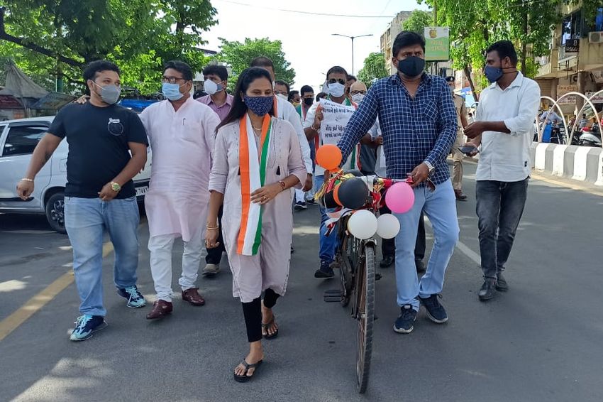 केबिनेट मंत्री को साइकिल देने गए कांग्रेस कार्यकर्ता हिरासत में