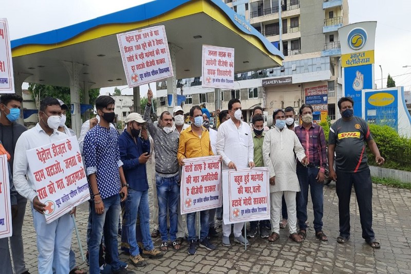 पेट्रोल-डीजल मूल्य वृद्धि के खिलाफ कांग्रेस उतरी सड़क पर जोरदार प्रदर्शऩ