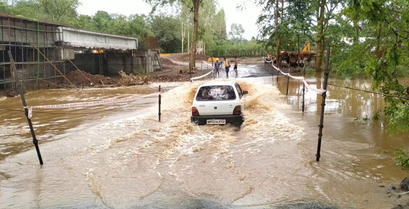 Citizens are facing the brunt of contractor's negligence, jam in Jabalpur Amarkantak highway