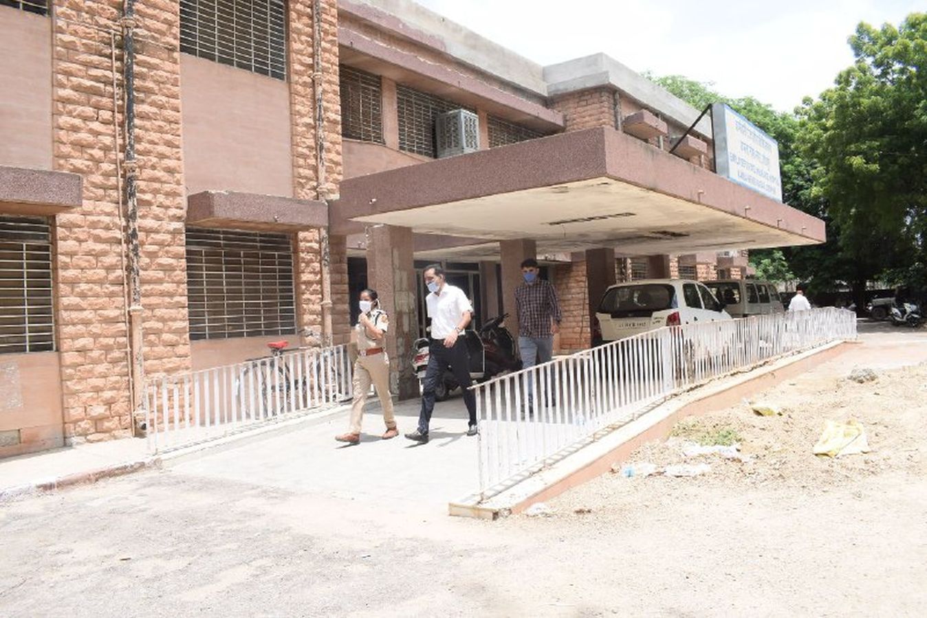 हत्या की आरोपी कोरोना संक्रमित युवती ने ब्लेड से नस काटने का किया प्रयास