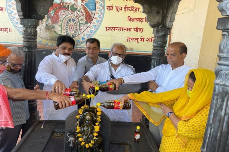 शनिदेव के जन्मोत्सव पर मंदिरों में तेलाभिषेक