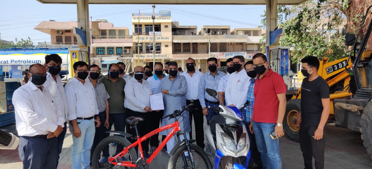 उद्यमियों ने काले मास्क लगाकर किया प्रदर्शन