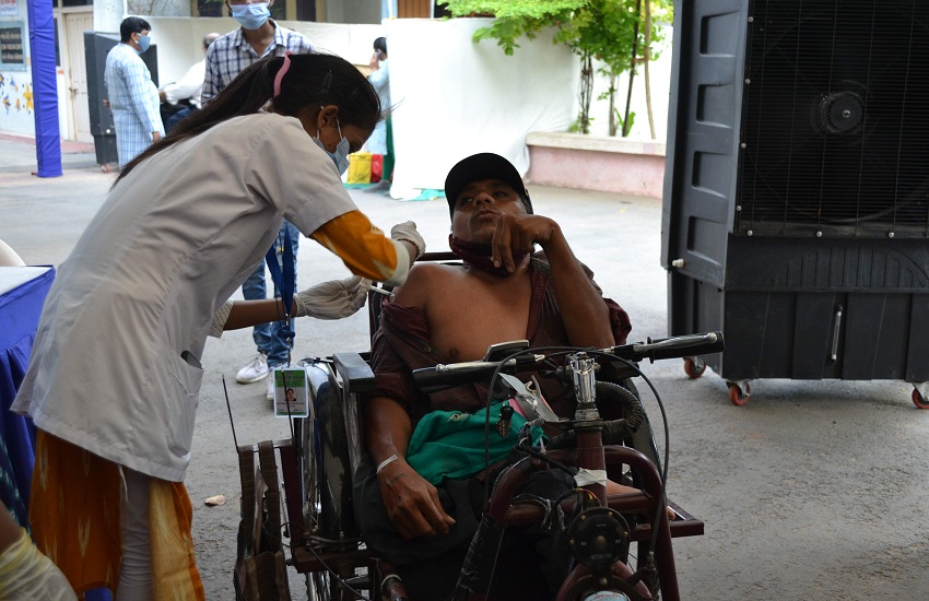 देश में पहली बार अहमदाबाद में दिव्यांगों के लिए मुफ्त ड्राइव थ्रू वैक्सीनेशन