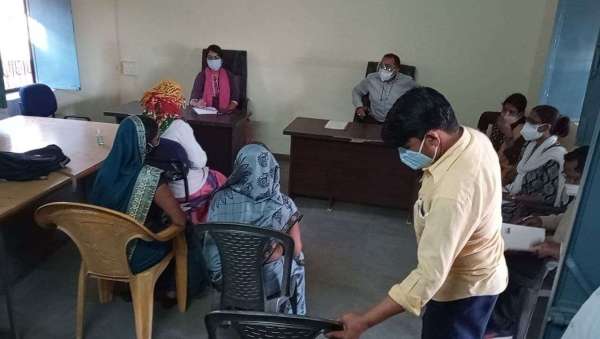 अपनों को बचाने बांध रहीं ' रक्षा सूत्र ' घर-घर दे रहे ' पीले चावल '