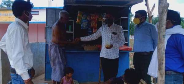 अपनों को बचाने बांध रहीं ' रक्षा सूत्र ' घर-घर दे रहे ' पीले चावल '