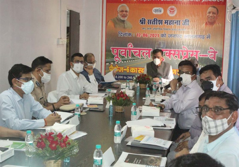 सीमीक्षा बैठक करते कैबिनेट मंत्री सतीश महाना