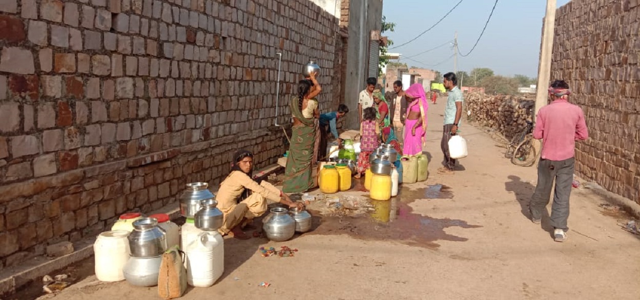 खरीद कर पीना पड़ रहा आदिवासी समुदाय को पानी