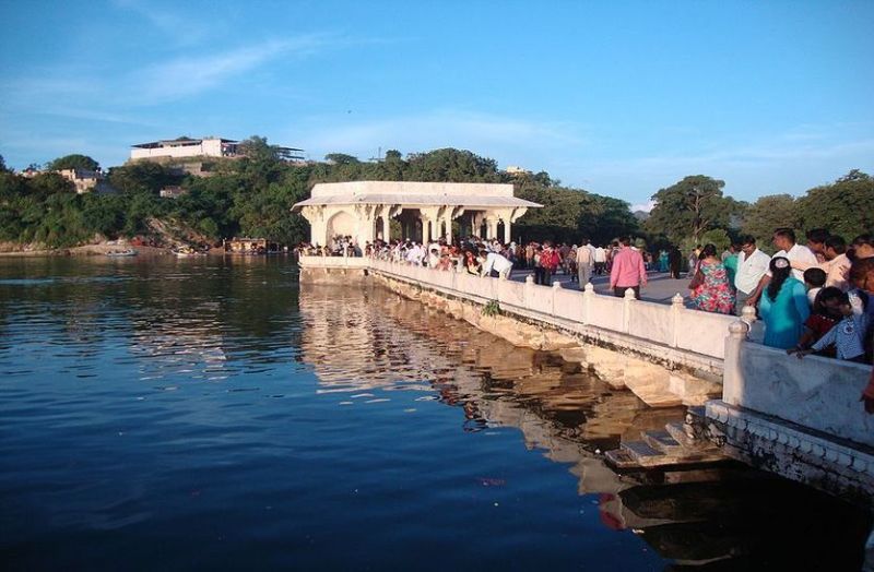 झील में फेंका नोटों से भरा बैग, मची लूट!