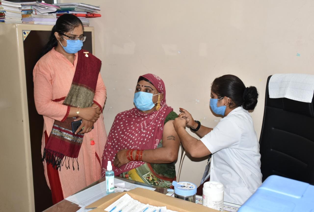 Gujarat: गुजरात में 2 करोड़ से ज्यादा लोगों को दी गई कोरोना वैक्सीन, देश में सबसे आगे