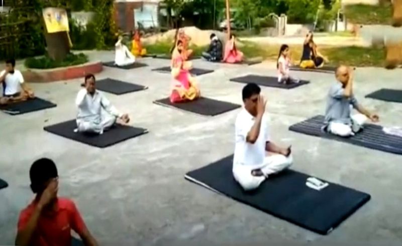 योग सप्ताह में कोरोना से लड़ना सिखाएंगे योग गुरु