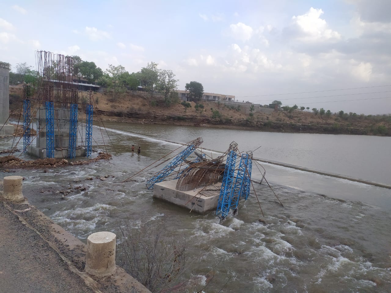 मालवा राजस्थान में बारिश, कूनो नदी में उफान, पिलर बहे
