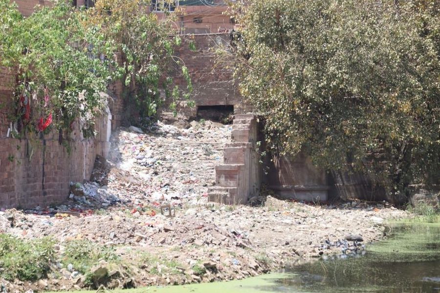 उद्गम से अंत तक मलबे से पाट दी बाईजी का तालाब की नहर